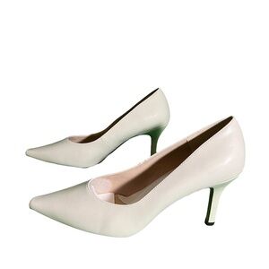 BRAND NEW DONNA LAWRENCE WHITE HEELS